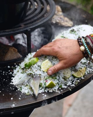 Leto a morské chute patria neodmysliteľne k sebe!🦐🐟🔥Už ste skúsili ugrilovať rybu alebo iné morské plody na OFYRe? Kruhový...