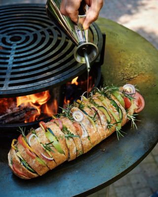 RÝCHLY VÍKENDOVÝ TIP: Chrumkavý plnený chlieb😋🥖 Letná úroda v záhradkách volá po kreatívnych kulinárskych výzvach!...
